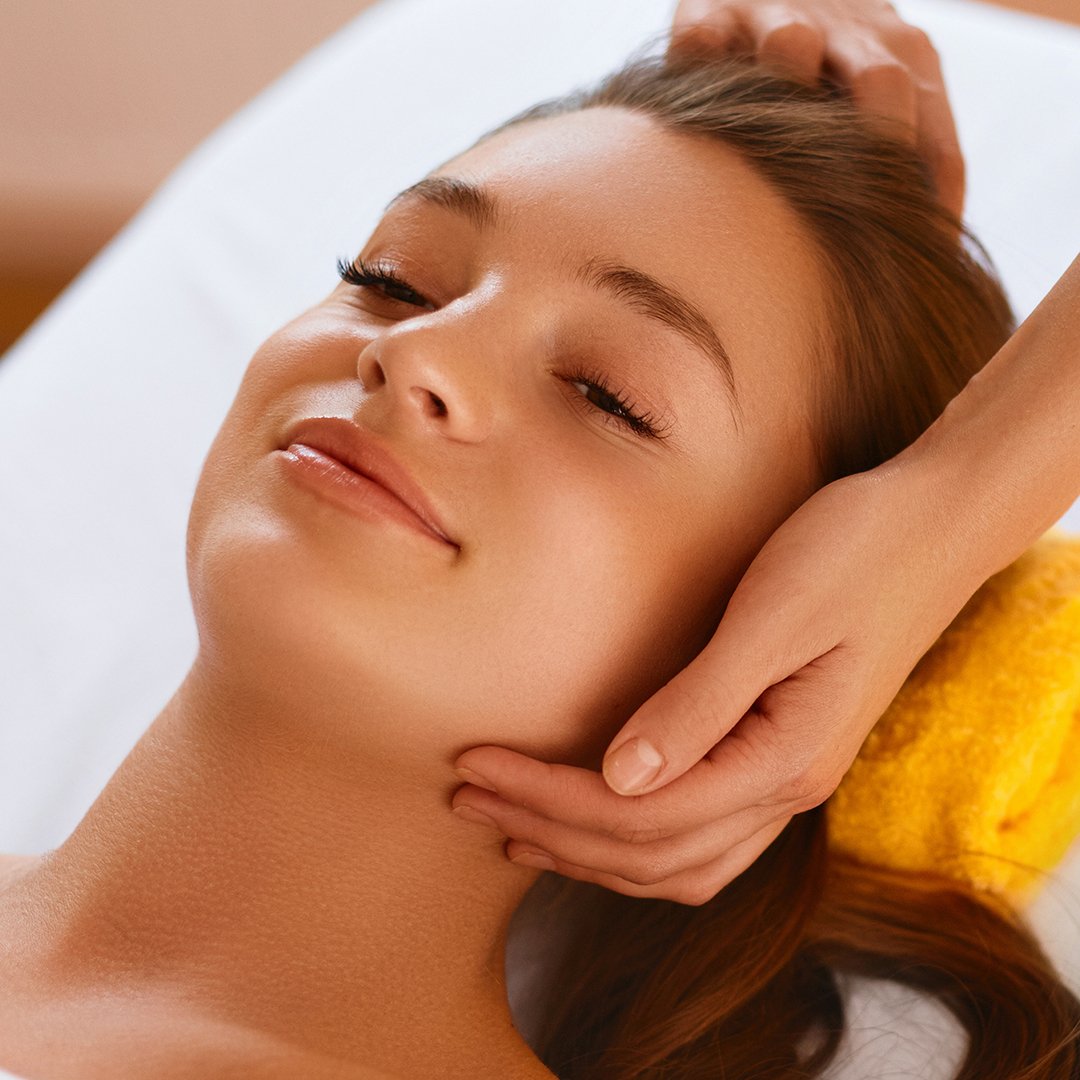 A woman getting a therapeutic message